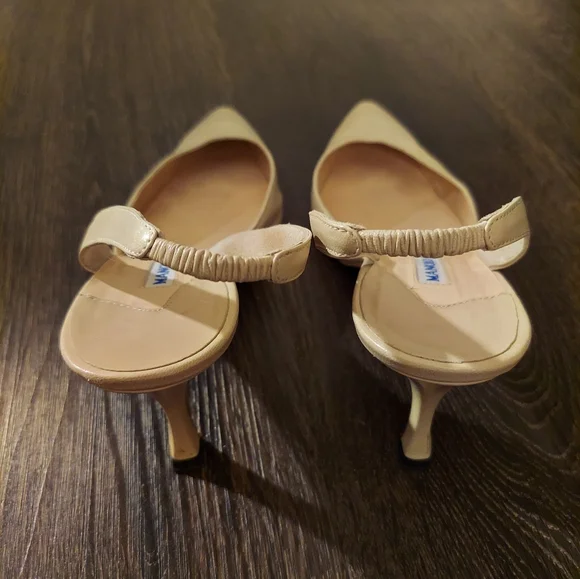 Manolo Blahnik Beige Pointed Toe Heels - Picture 2 of 6